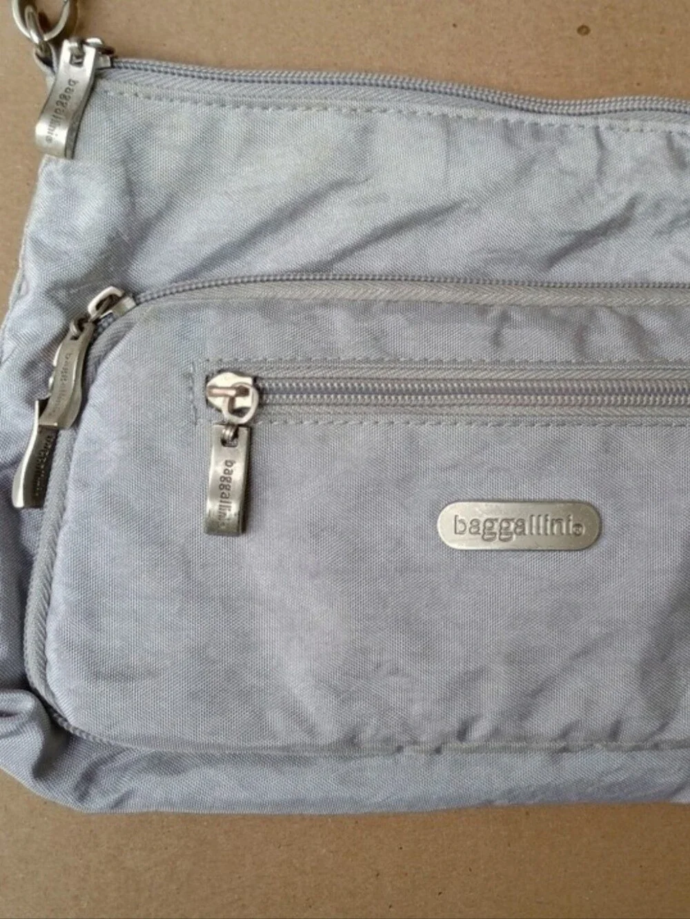 Baggallini Light Gray Silver Crossbody Bag Travel Purse